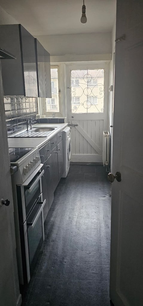  Spacious 3-Bedroom Flat for Rent – £1,450/month.