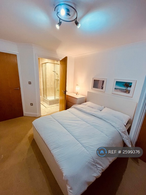 2 bedroom flat in Qube, Birmingham, B1 (2 bed) (#2599376)