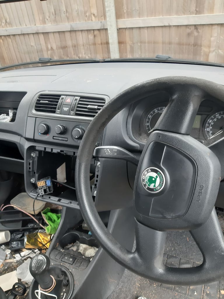 2009 skoda fabia 1.4 petrol breaking 