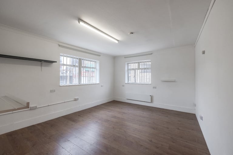 image for BRENTFORD - ARTIST STUDIO / CREATIVE WORKSPACE / OFFICE TO RENT 200sq ft FLEXIBLE TERMS