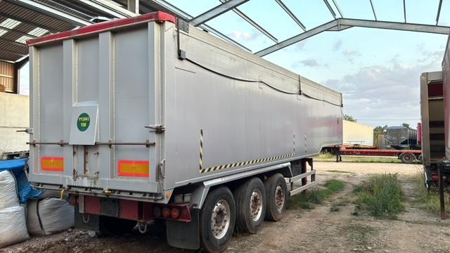 2010 Crane Fruehauf 63 yard, Tri-axle smoothside alloy tipper.