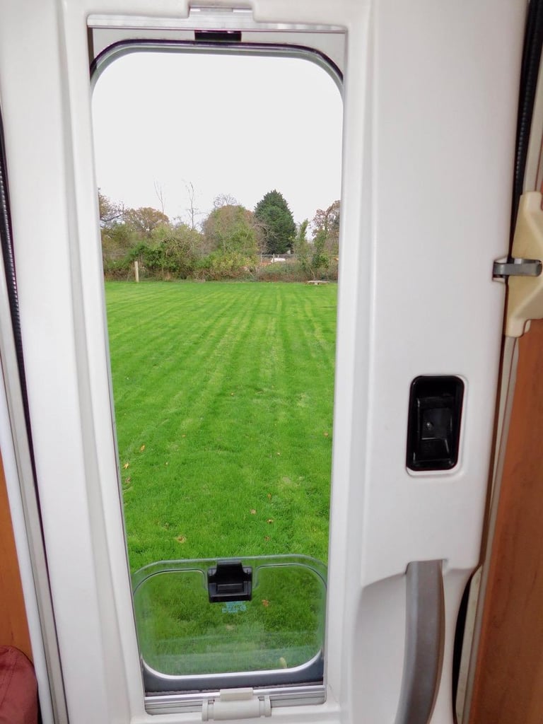 RAPIDO 786F Fiat 2.8 Jtd 4 Berth with Fixed Rear French DOUBLE BED for Sale