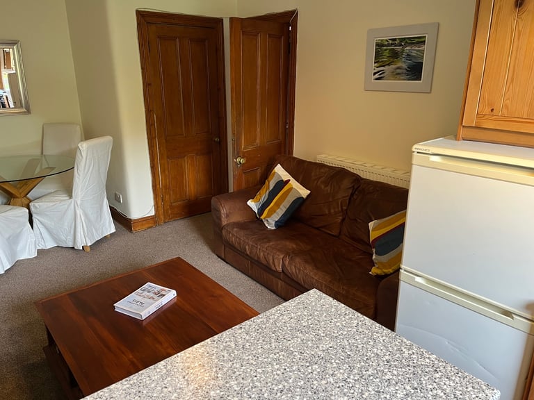 Cosy, snug, 1-bedrmd flat, overlooking the tranquil waters of the canal