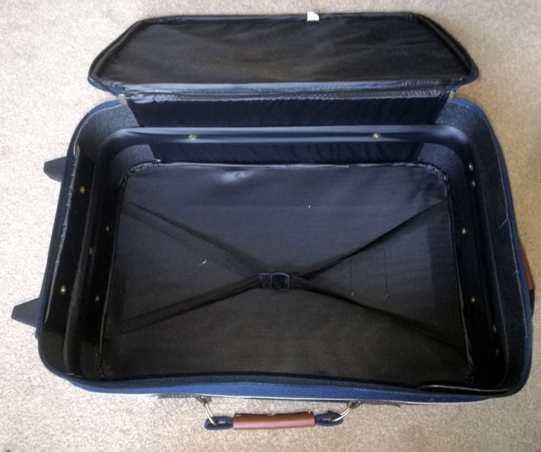 Small Tow ALong Wheeled Suitcase Cabin Luggage 55 x35 x 19 cm