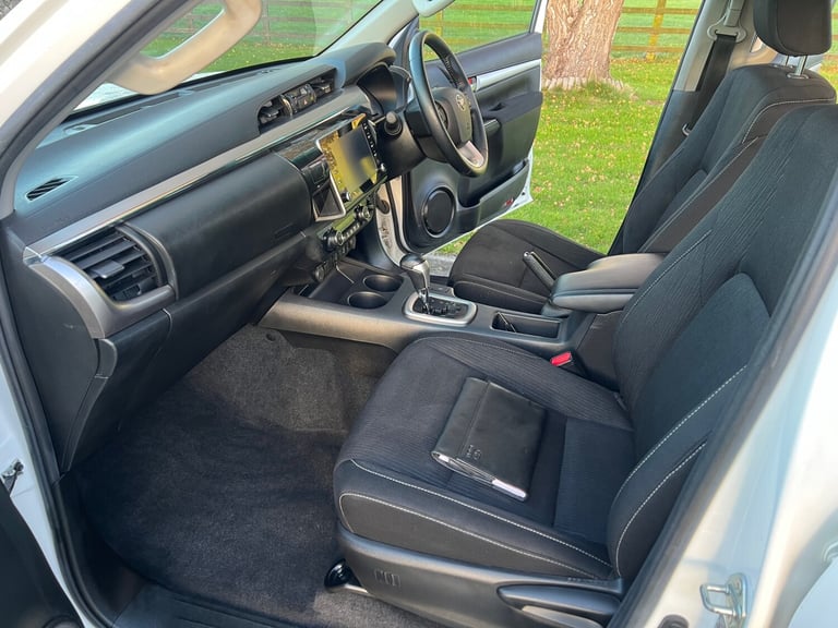 TOYOTA HILUX 2.4 D-4D 150PS INVINCIBLE AUTOMATIC 4X4 PICKUP 71 REG 61,200 MILES