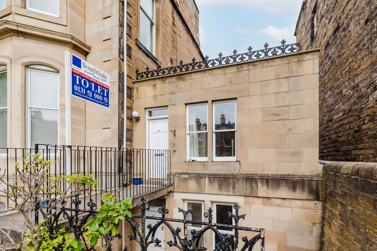  Bright and neutral, 2-bedroom, main door, furnished flat in Newington - available soon