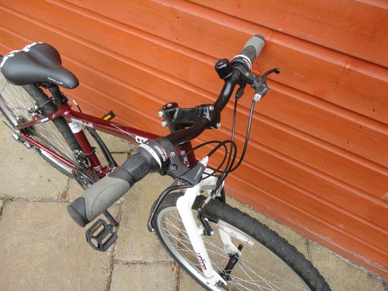 Apollo cosmo urban bike, 14 inch lightweight frame, 26 inch wheels, 18 gears, working order