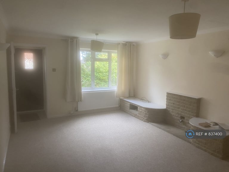 2 bedroom house in Warbreck Drive, Reading, RG31 (2 bed) (#837400)