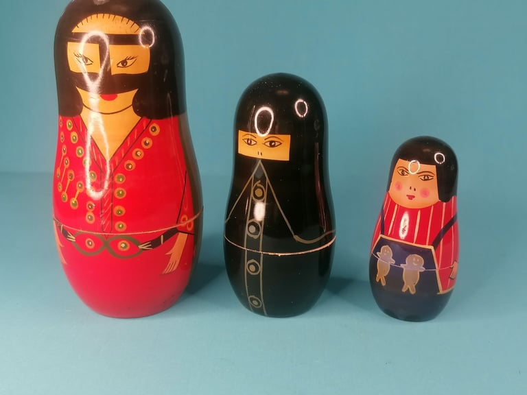 Beautiful Vintage Nestling Dolls , 5 dolls.  Bigger one  5,5inch smaller 1,5 inch.