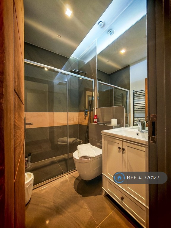 1 bedroom flat in Kilburn High Road, London, NW6 (1 bed) (#770127)