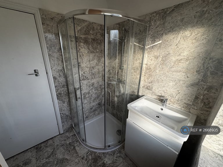 image for 4 bedroom house in Trent Gardens, London, N14 (4 bed) (#2668935)