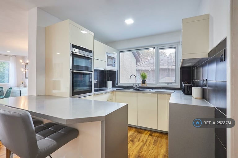 2 bedroom flat in Fairways Court, Hinckley, LE10 (2 bed) (#2523781)