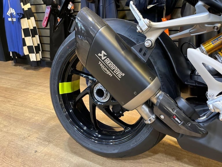 2025 Triumph Speed Triple 1200 RX Petrol yellow 6 Speed