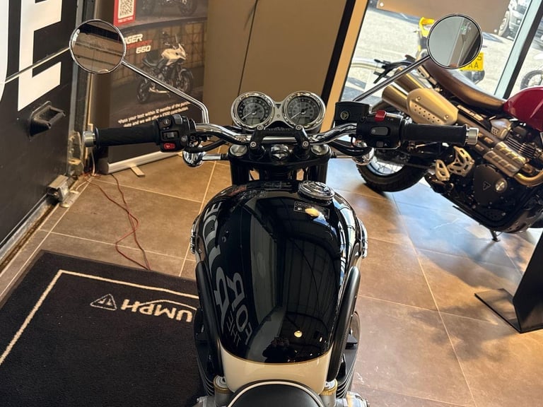 2025 Triumph Bonneville T120 PREMIUM TWIN COLOUR Petrol black 6 Speed