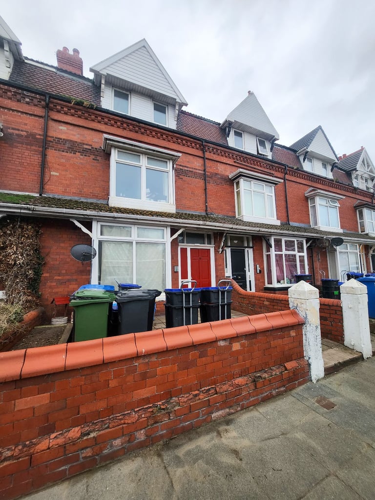 image for Cosy First-Floor Bedsit – Quiet, Well-Located Building