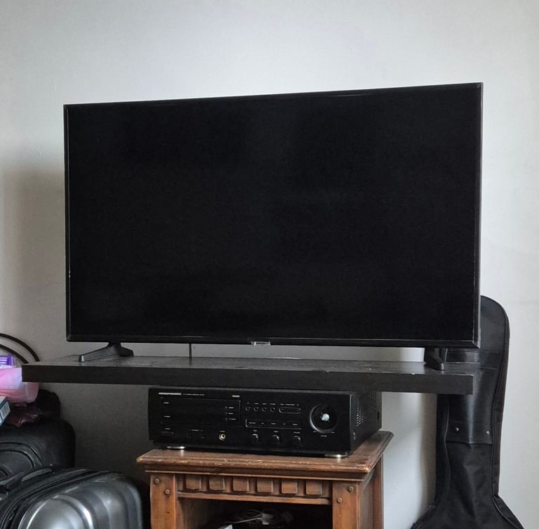image for SAMSUNG Smart TV 43 inches UE43RU7020K as new hardly been used 