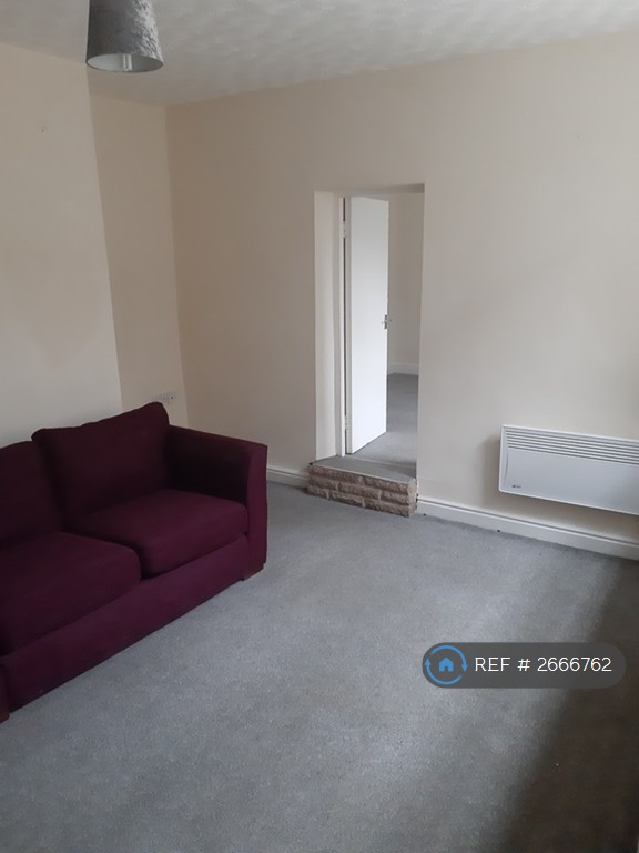 1 bedroom flat in Belgrave Square, Darwen, BB3 (1 bed) (#2666762)