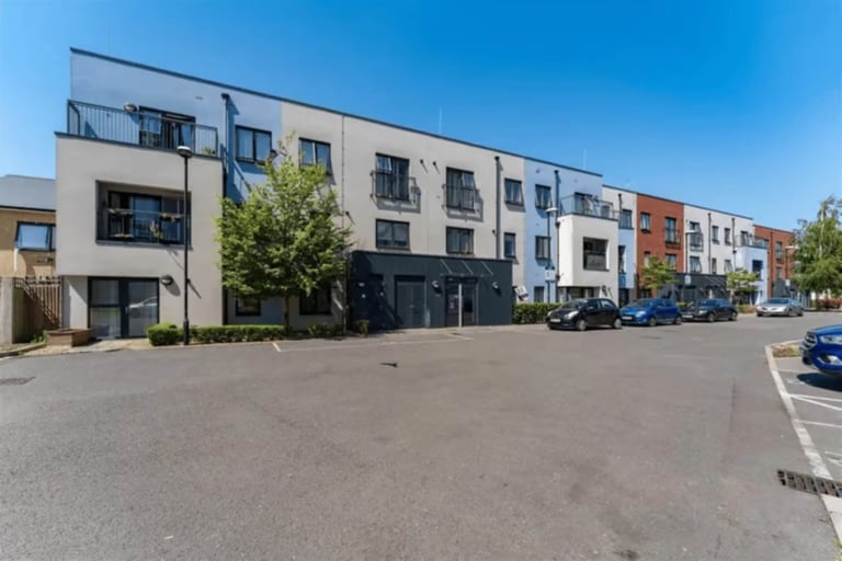 3 bedroom flat in Salisbury Road, Southall