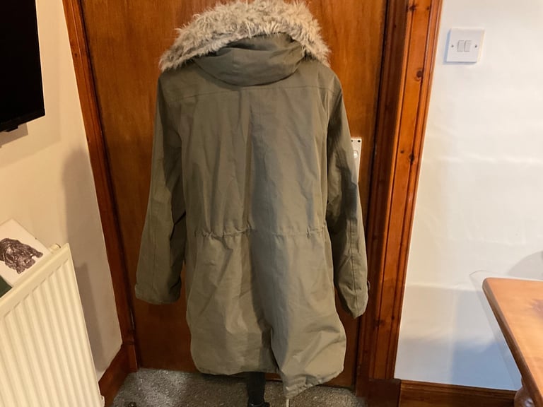 REGATTA parka style jacket lots of pockets and roll up hood. Uk 20 but mor of a 18/20