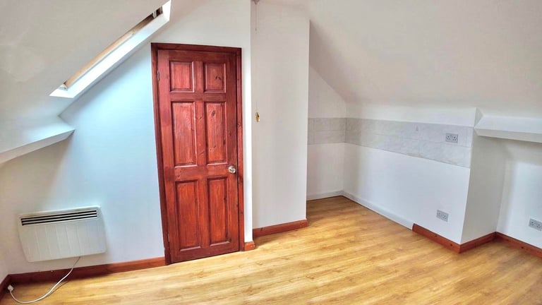 (Not a studio)En-suite loft room for single occupancy Postcode LU3 1DJ