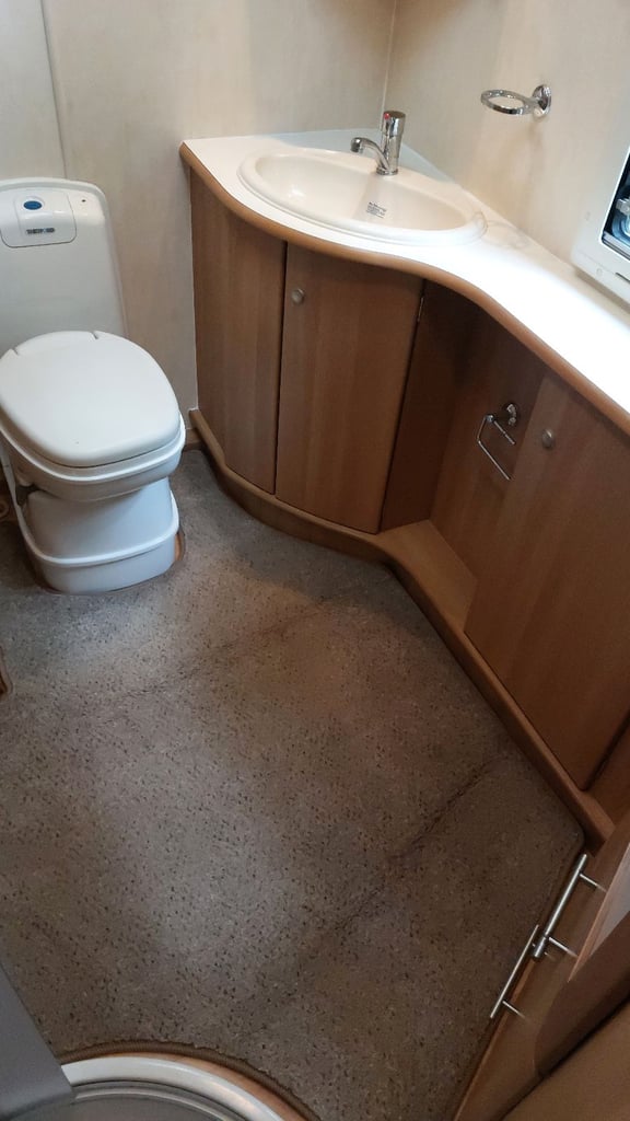 2008 Coachman VIP 520 4 Berth