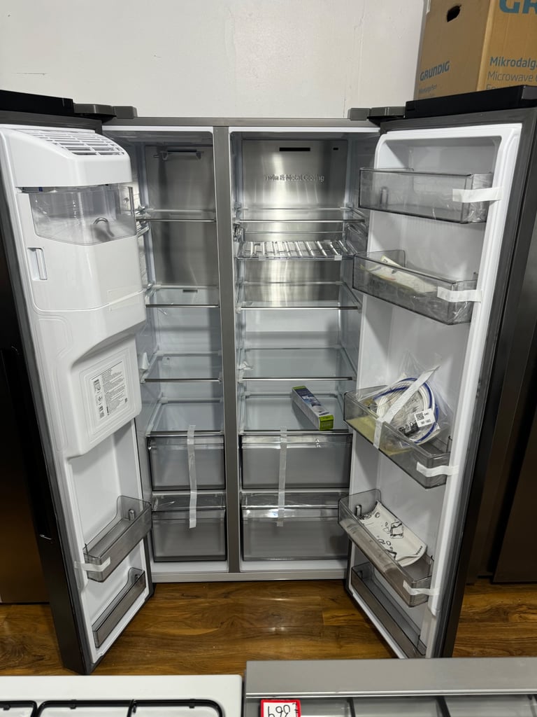 ✅✅SAMSUNG AMERICAN FRIDGE FREEZER WITH WATER AND ICE IN SILVER GREY