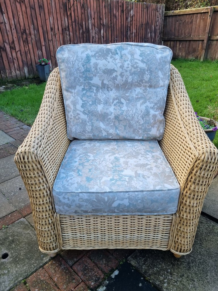 Three Piece Conservatory/Summer Room Suite.Delivery