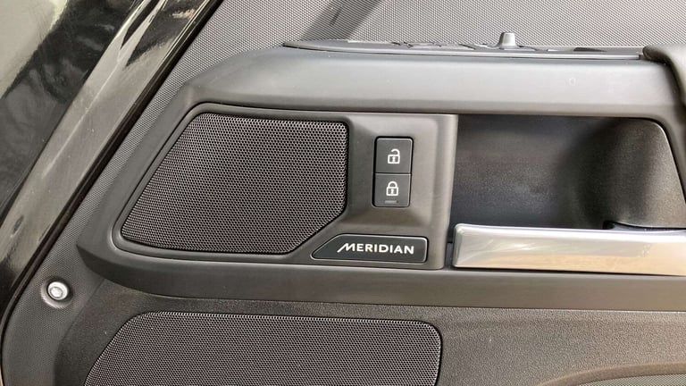 2025 Land Rover Defender 3.0 D250 X-Dynamic SE 90 3dr Auto ESTATE DIESEL Automatic