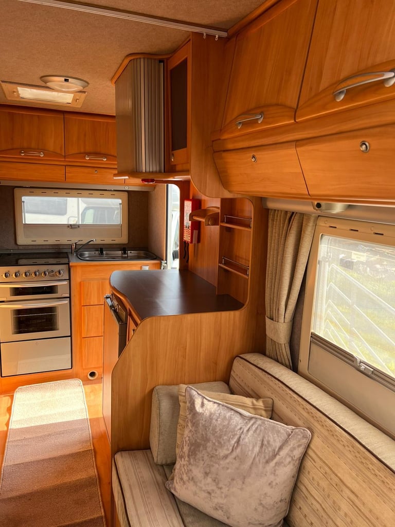 2005 - Adria Coral 630 DH - 2.8ltr - 40,000 miles - 5 berth / 6 belts 