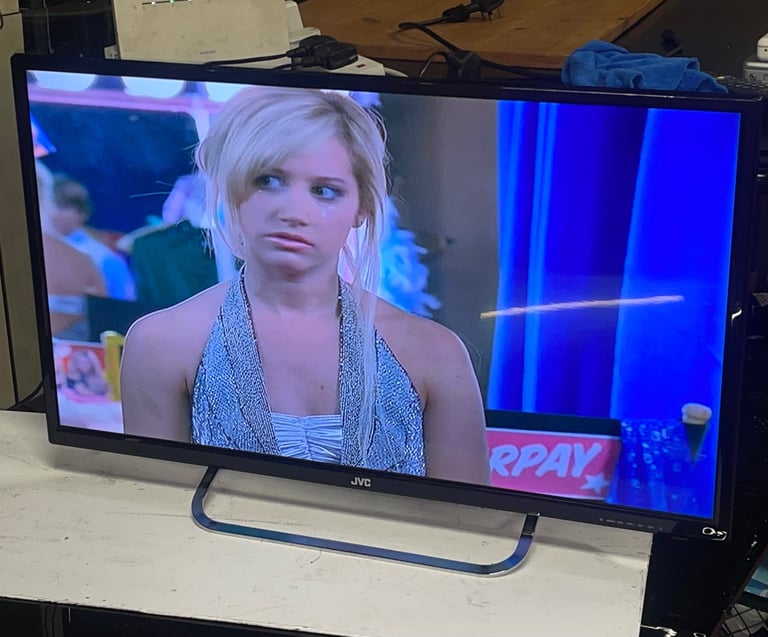 JVC 32" HD ready LED backlit LCD TV MODEL: LT-32C460 with stand 
