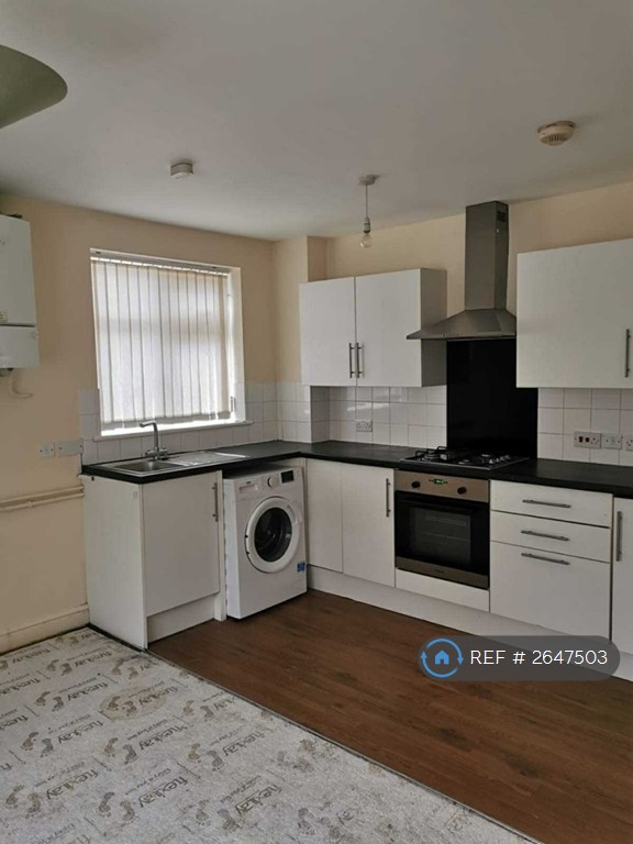 2 bedroom flat in Kingsthorpe Grove, Northampton, NN2 (2 bed) (#2647503)