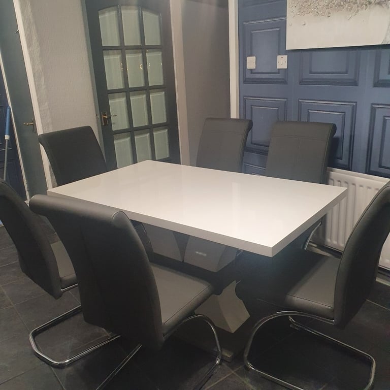 6 leather chairs extendable table 