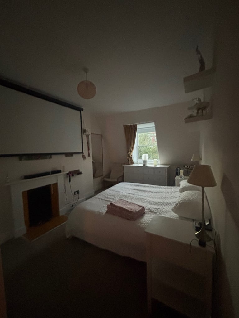 Fully furnished 2 bedroom flat Hillhead