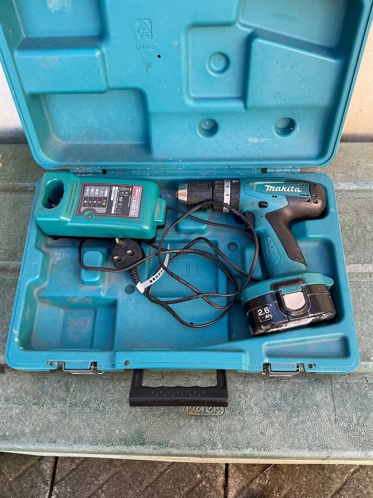 Makita 18v hammer drill model 8391D & carry case & charger & battery 