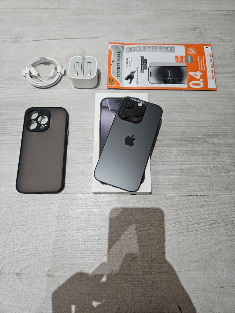 1 Month Old Iphone 16 Pro 5G Bundle 128GB 100% Batt Unlocked Black Warranty