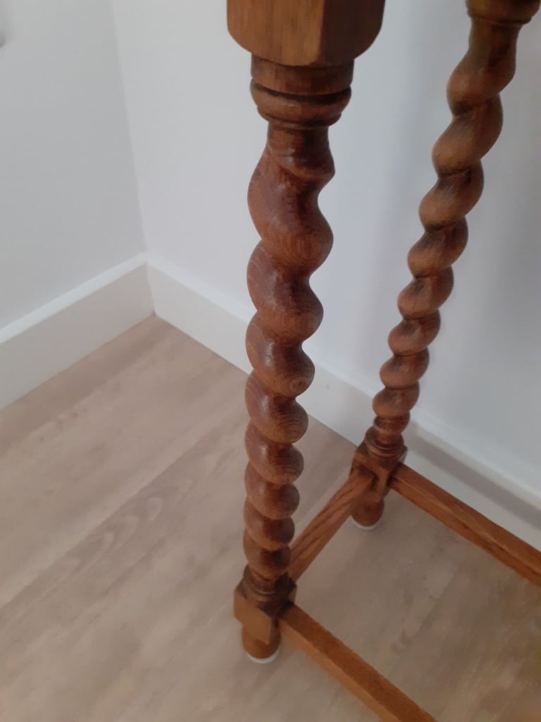 Oak Antique vintage small hall /console table, barley twist legs.VGC