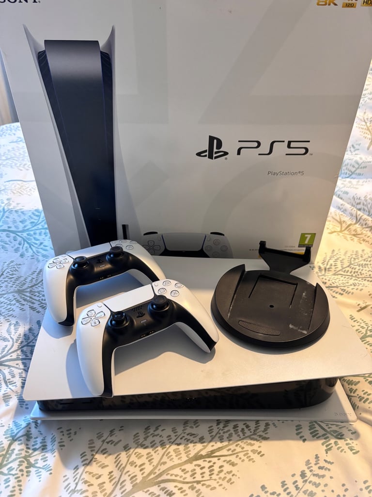 PS5 disc edition 825g with 2x controllers and games