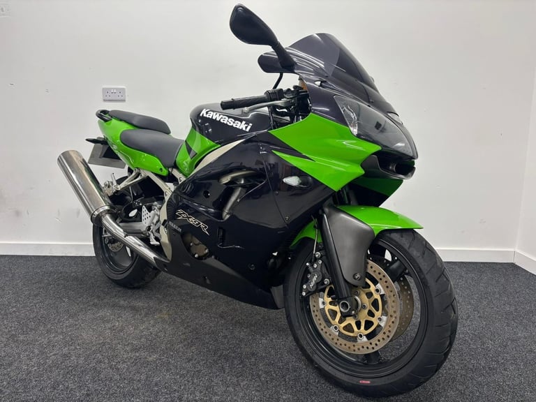 KAWASAKI ZX9-R ** UPRATED SWING ARM - 4 POT CALIPERS - PYRAMID REAR HUGGER **