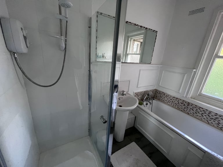 Large double room to rent in Charminster, Bournemouth