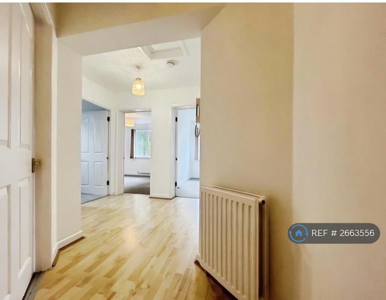 2 bedroom flat in Pineridge Gardens, Reading, RG30 (2 bed) (#2663556)