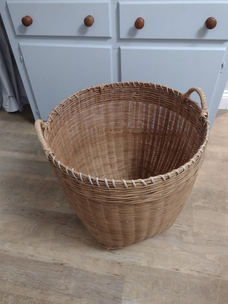 image for Big wicker laundry basket with lid 
