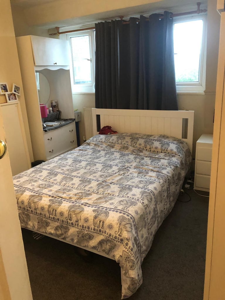 DOUBLE ROOM TO RENT IN EARSLFIELD