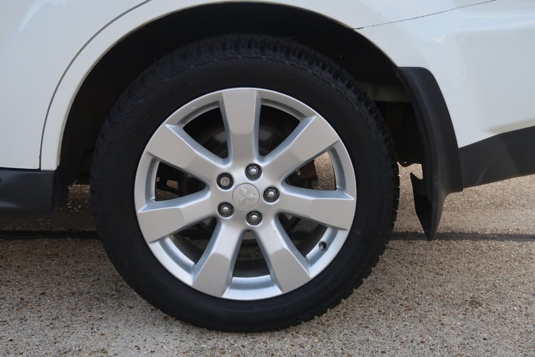 2012/12 White Mitsubishi Outlander 2.2 DI-D GX3 5dr 2WD 7 Seat