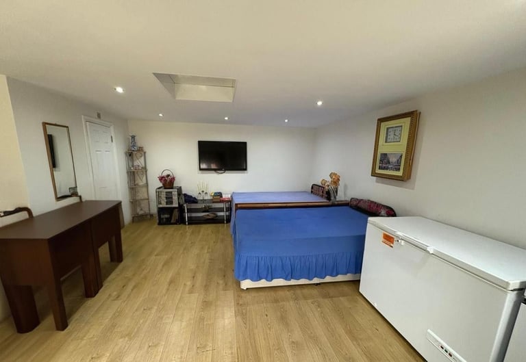 Studio flat to rent in Langley 