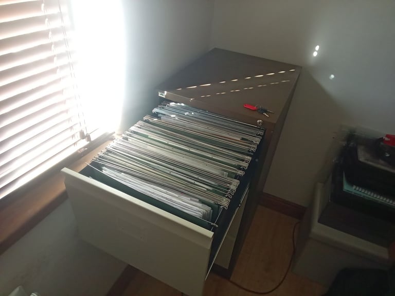 Bisley 3 drawer filing cabinet, 2 keys, like new.