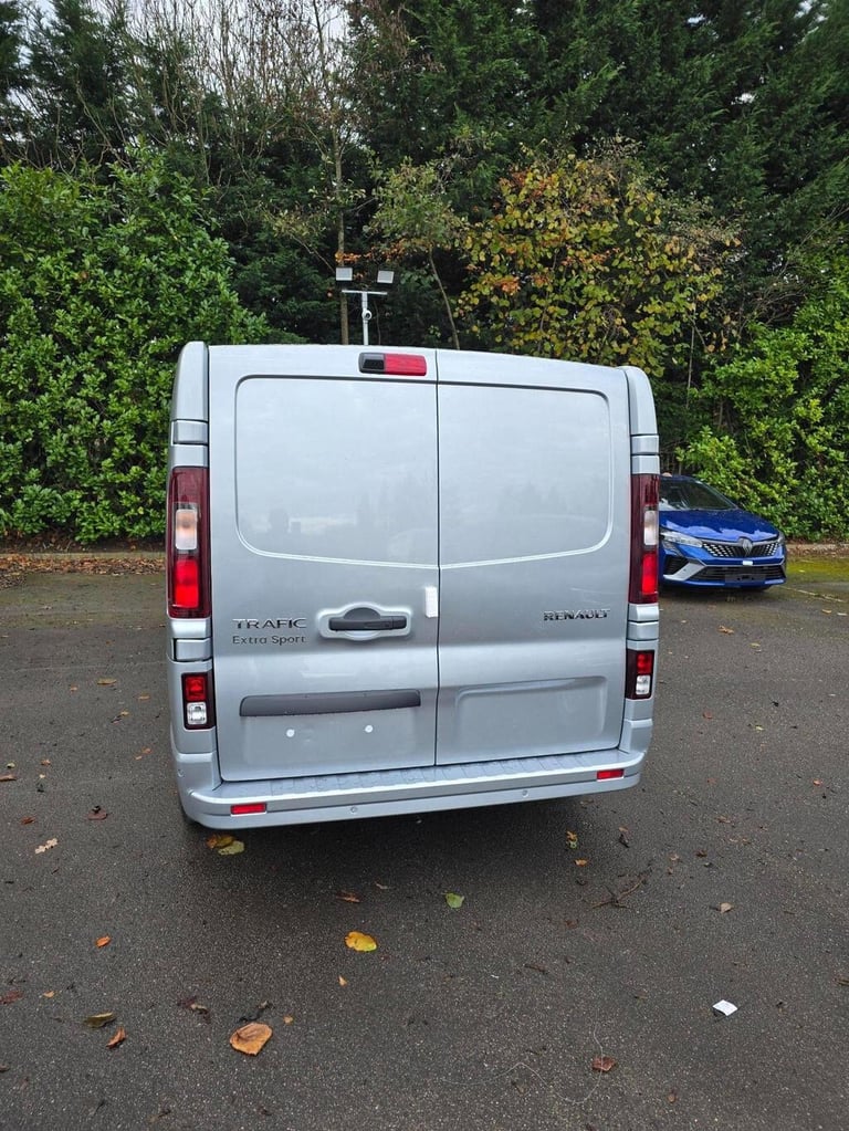 RENAULT TRAFIC LL30 LWB EXTRA SPORT 6 SEAT CREW VAN AUTO GEARBOX  ** BRAND NEW**