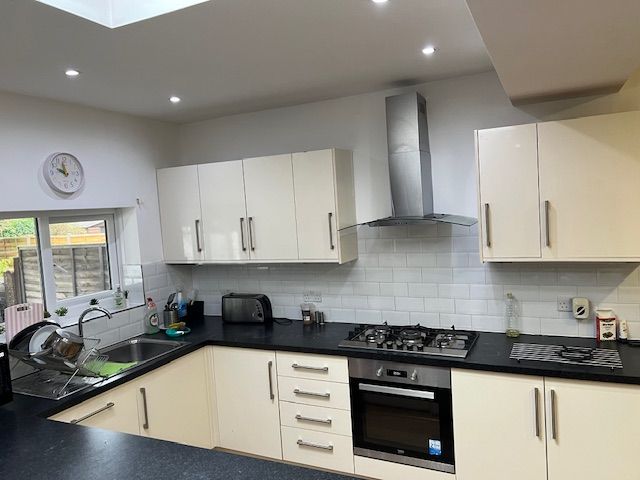 Double Room to Rent Professional females required