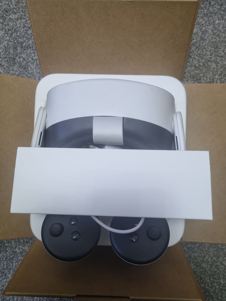 Oculus Meta Quest 3S Virtual Reality Headset 128GB with Controllers and Box