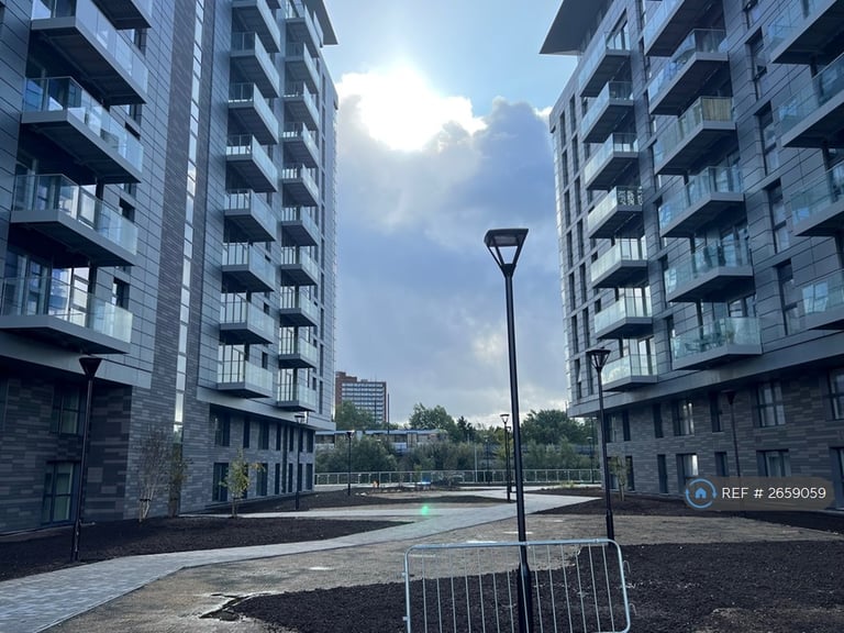 1 bedroom flat in Pomona Strand, Old Trafford, Manchester, M16 (1 bed) (#2659059)