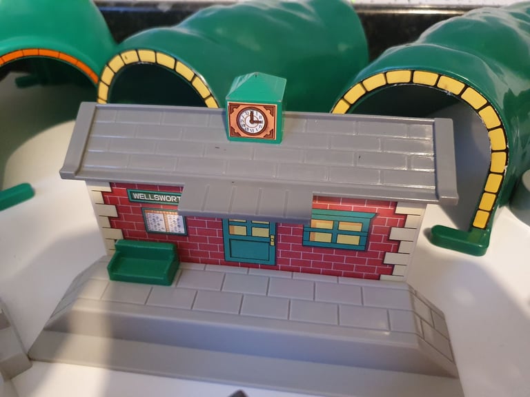 Tomy Trackmaster Train Tunnels, engine sheds, bridge, water tower, turntable